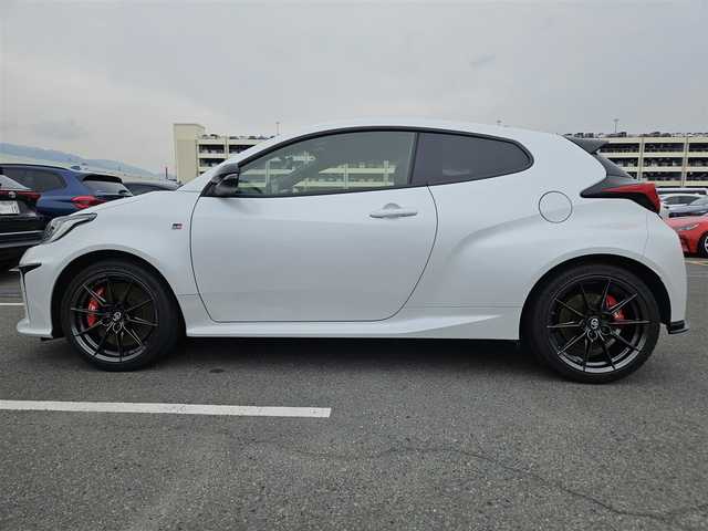 トヨタ ＧＲヤリス RZ ハイパフォーマンス 静岡県 2021(令3)年 5.5万km プラチナホワイトパールマイカ 〇ワンオーナー/〇純正8インチディスプレイオーディオ/〇フルセグTV/〇JBLサウンドシステム/〇バックカメラ/〇アイドリングストップ/〇セーフティセンス/・レーダークルーズコントロール/・プリクラッシュセーフティ/・オートマチックハイビーム/〇冷却スプレー機能付空冷インタークーラー/〇LEDヘッドランプ/〇純正18インチAW/〇革巻きステアリングホイール/〇ステアリングスイッチ/〇ステアリングヒーター/〇左右独立温度調整オートエアコン/〇シルバーステッチ入合皮/ウルトラスエードコンビシート/〇プレミアムスポーツシート（前席）/〇シートヒーター/〇ビルトインETC/〇ドライブレコーダー/〇スマートエントリー/スタートシステム/〇禁煙車