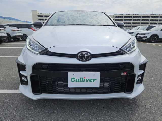 トヨタ ＧＲヤリス RZ ハイパフォーマンス 静岡県 2021(令3)年 5.5万km プラチナホワイトパールマイカ 〇ワンオーナー/〇純正8インチディスプレイオーディオ/〇フルセグTV/〇JBLサウンドシステム/〇バックカメラ/〇アイドリングストップ/〇セーフティセンス/・レーダークルーズコントロール/・プリクラッシュセーフティ/・オートマチックハイビーム/〇冷却スプレー機能付空冷インタークーラー/〇LEDヘッドランプ/〇純正18インチAW/〇革巻きステアリングホイール/〇ステアリングスイッチ/〇ステアリングヒーター/〇左右独立温度調整オートエアコン/〇シルバーステッチ入合皮/ウルトラスエードコンビシート/〇プレミアムスポーツシート（前席）/〇シートヒーター/〇ビルトインETC/〇ドライブレコーダー/〇スマートエントリー/スタートシステム/〇禁煙車