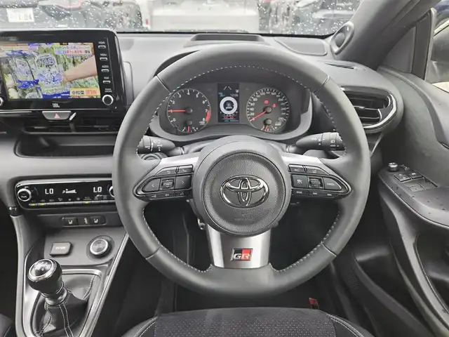 トヨタ ＧＲヤリス RZ ハイパフォーマンス 静岡県 2021(令3)年 5.5万km プラチナホワイトパールマイカ 〇ワンオーナー/〇純正8インチディスプレイオーディオ/〇フルセグTV/〇JBLサウンドシステム/〇バックカメラ/〇アイドリングストップ/〇セーフティセンス/・レーダークルーズコントロール/・プリクラッシュセーフティ/・オートマチックハイビーム/〇冷却スプレー機能付空冷インタークーラー/〇LEDヘッドランプ/〇純正18インチAW/〇革巻きステアリングホイール/〇ステアリングスイッチ/〇ステアリングヒーター/〇左右独立温度調整オートエアコン/〇シルバーステッチ入合皮/ウルトラスエードコンビシート/〇プレミアムスポーツシート（前席）/〇シートヒーター/〇ビルトインETC/〇ドライブレコーダー/〇スマートエントリー/スタートシステム/〇禁煙車