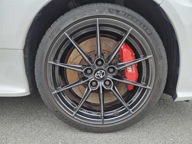 トヨタ ＧＲヤリス RZ ハイパフォーマンス 静岡県 2021(令3)年 5.5万km プラチナホワイトパールマイカ 〇ワンオーナー/〇純正8インチディスプレイオーディオ/〇フルセグTV/〇JBLサウンドシステム/〇バックカメラ/〇アイドリングストップ/〇セーフティセンス/・レーダークルーズコントロール/・プリクラッシュセーフティ/・オートマチックハイビーム/〇冷却スプレー機能付空冷インタークーラー/〇LEDヘッドランプ/〇純正18インチAW/〇革巻きステアリングホイール/〇ステアリングスイッチ/〇ステアリングヒーター/〇左右独立温度調整オートエアコン/〇シルバーステッチ入合皮/ウルトラスエードコンビシート/〇プレミアムスポーツシート（前席）/〇シートヒーター/〇ビルトインETC/〇ドライブレコーダー/〇スマートエントリー/スタートシステム/〇禁煙車