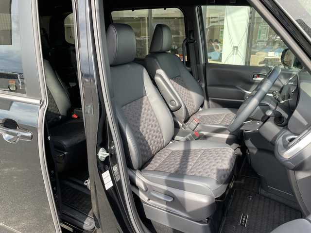 トヨタ ヴォクシー S－Z 愛知県 2023(令5)年 2.1万km アティチュードブラックマイカ 衝突軽減システム/純正10.5型ディズプレイオーディオ　ナビあり/フリップダウンモニター/全方位カメラ/両側パワースライドドア/シートヒーター/フルセグ/CD DVD/Bluetooth/バックカメラ/コーナーセンサー/ETC2.0/LEDヘッドライト/リアオートエアコン/ドライブレコーダー/ステアリングスイッチ/スマートキー/プッシュスタート