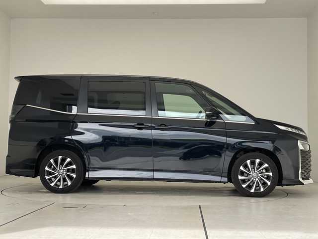 トヨタ ヴォクシー S－Z 愛知県 2023(令5)年 2.1万km アティチュードブラックマイカ 衝突軽減システム/純正10.5型ディズプレイオーディオ　ナビあり/フリップダウンモニター/全方位カメラ/両側パワースライドドア/シートヒーター/フルセグ/CD DVD/Bluetooth/バックカメラ/コーナーセンサー/ETC2.0/LEDヘッドライト/リアオートエアコン/ドライブレコーダー/ステアリングスイッチ/スマートキー/プッシュスタート