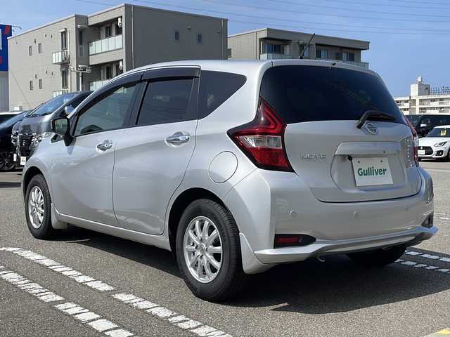 日産 ノート X 石川県 2018(平30)年 5.5万km ブリリアントシルバー 社外ディスプレイオーディオ（ラジオ、BT）/Ｂカメラ　/ＥＴＣ　/前方ドラレコ（DJ4-S）/衝突軽減装置　/車線逸脱警報　/前後コーナーセンサー/ＬＥＤヘッドライト　/オートライト　/横滑り防止装置　/純正フロアマット　/純正アルミホイール　/スマートキー