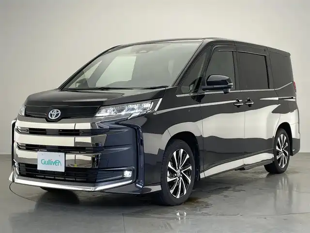 トヨタ ノア ハイブリッド S－Z 愛知県 2023(令5)年 1.8万km スパークリングブラックパールクリスタルシャイン 純正10型DAナビ/電動ステップ/快適利便pkg/電動リアゲート/2列目オットマン/禁煙車/3眼LEDヘッドライト/シートヒーター/ステアリングヒーター/HDMI接続/Android Auto＆AppleCarplay/ETC2.0/バックカメラ/ハーフレザーシート/トヨタセーフティセンス
