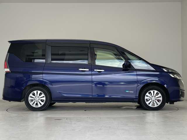 日産 セレナ G 愛知県 2017(平29)年 5.7万km アズライトブルー 純正9型ナビ/フリップダウンモニター/バックカメラ/両側パワースライドドア/ＥＴＣ/アイドリングストップ/LEDヘッドライト/純正アルミホイール/フルセグ/CD DVD/Bluetooth/衝突軽減システム/ステアリングスイッチ/スマートキー/プッシュスタート