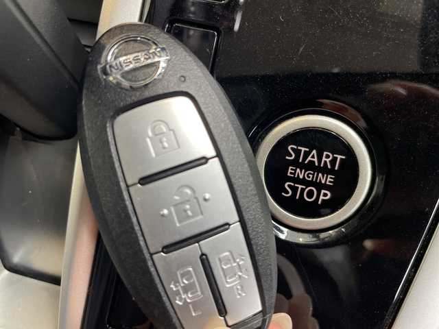 日産 セレナ G 愛知県 2017(平29)年 5.7万km アズライトブルー 純正9型ナビ/フリップダウンモニター/バックカメラ/両側パワースライドドア/ＥＴＣ/アイドリングストップ/LEDヘッドライト/純正アルミホイール/フルセグ/CD DVD/Bluetooth/衝突軽減システム/ステアリングスイッチ/スマートキー/プッシュスタート