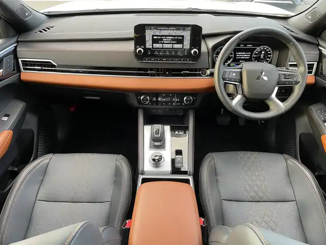 三菱 アウトランダー ＰＨＥＶ P 東京都 2024(令6)年 0.4万km ホワイトダイヤモンド 電動パノラマサンルーフ/BOSEサウンド/ e-Assist/・衝突被害軽減ブレーキシステム/・踏み間違い衝突防止アシスト/・車線逸脱防止支援機能/・ブラインドスポットアシスト/・ヘッドアップディスプレイ/・マイパイロット/・マルチアラウンドモニター/純正ナビ/フルセグTV/ワイヤレス充電器/セミアニリンレザーシート/メモリー機能付きパワーシート/ランバーサポート (リフレッシュ機能)/シートヒーター/ステアリングヒーター/エレクトリックテールゲート/後席ロールサンシェード/アダプティブLEDヘッドライト/20インチ純正アルミホイール/スマートキー