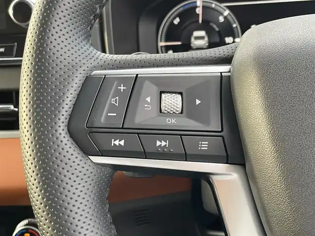 三菱 アウトランダー ＰＨＥＶ P 東京都 2024(令6)年 0.4万km ホワイトダイヤモンド 電動パノラマサンルーフ/BOSEサウンド/ e-Assist/・衝突被害軽減ブレーキシステム/・踏み間違い衝突防止アシスト/・車線逸脱防止支援機能/・ブラインドスポットアシスト/・ヘッドアップディスプレイ/・マイパイロット/・マルチアラウンドモニター/純正ナビ/フルセグTV/ワイヤレス充電器/セミアニリンレザーシート/メモリー機能付きパワーシート/ランバーサポート (リフレッシュ機能)/シートヒーター/ステアリングヒーター/エレクトリックテールゲート/後席ロールサンシェード/アダプティブLEDヘッドライト/20インチ純正アルミホイール/スマートキー