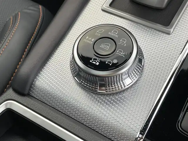 三菱 アウトランダー ＰＨＥＶ P 東京都 2024(令6)年 0.4万km ホワイトダイヤモンド 電動パノラマサンルーフ/BOSEサウンド/ e-Assist/・衝突被害軽減ブレーキシステム/・踏み間違い衝突防止アシスト/・車線逸脱防止支援機能/・ブラインドスポットアシスト/・ヘッドアップディスプレイ/・マイパイロット/・マルチアラウンドモニター/純正ナビ/フルセグTV/ワイヤレス充電器/セミアニリンレザーシート/メモリー機能付きパワーシート/ランバーサポート (リフレッシュ機能)/シートヒーター/ステアリングヒーター/エレクトリックテールゲート/後席ロールサンシェード/アダプティブLEDヘッドライト/20インチ純正アルミホイール/スマートキー