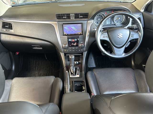 スズキ キザシ 静岡県 2015(平27)年 7.1万km シルバー 純正SDナビ/・Bluetooth/・AM/・FM/主要装備/・衝突軽減/・クルコン/・コーナーセンサー後/・バックカメラ/・ETC/・パワーシートD/N席/・合皮シート/・MTモード付/・社外フロアマット/・純正アルミホイール/・キセノンヘッドライト/・オートライト/・スマートキー/・プッシュスタート