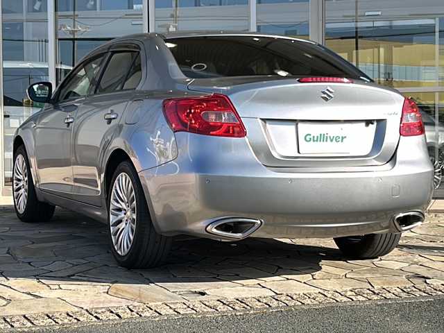 スズキ キザシ 静岡県 2015(平27)年 7.1万km シルバー 純正SDナビ/・Bluetooth/・AM/・FM/主要装備/・衝突軽減/・クルコン/・コーナーセンサー後/・バックカメラ/・ETC/・パワーシートD/N席/・合皮シート/・MTモード付/・社外フロアマット/・純正アルミホイール/・キセノンヘッドライト/・オートライト/・スマートキー/・プッシュスタート