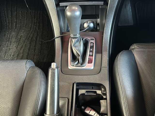 スズキ キザシ 静岡県 2015(平27)年 7.1万km シルバー 純正SDナビ/・Bluetooth/・AM/・FM/主要装備/・衝突軽減/・クルコン/・コーナーセンサー後/・バックカメラ/・ETC/・パワーシートD/N席/・合皮シート/・MTモード付/・社外フロアマット/・純正アルミホイール/・キセノンヘッドライト/・オートライト/・スマートキー/・プッシュスタート