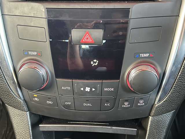 スズキ キザシ 静岡県 2015(平27)年 7.1万km シルバー 純正SDナビ/・Bluetooth/・AM/・FM/主要装備/・衝突軽減/・クルコン/・コーナーセンサー後/・バックカメラ/・ETC/・パワーシートD/N席/・合皮シート/・MTモード付/・社外フロアマット/・純正アルミホイール/・キセノンヘッドライト/・オートライト/・スマートキー/・プッシュスタート