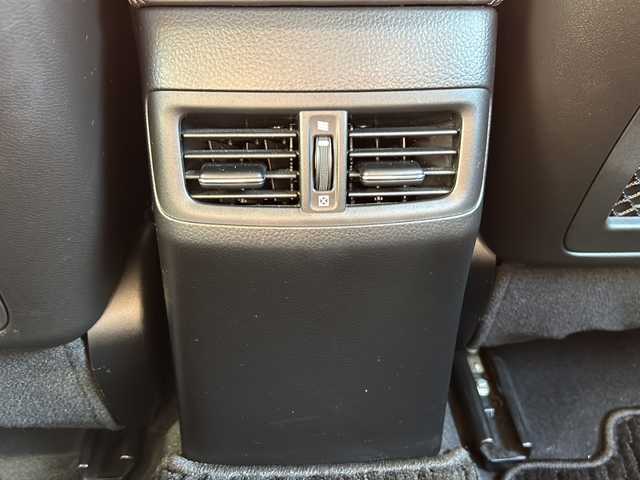 スズキ キザシ 静岡県 2015(平27)年 7.1万km シルバー 純正SDナビ/・Bluetooth/・AM/・FM/主要装備/・衝突軽減/・クルコン/・コーナーセンサー後/・バックカメラ/・ETC/・パワーシートD/N席/・合皮シート/・MTモード付/・社外フロアマット/・純正アルミホイール/・キセノンヘッドライト/・オートライト/・スマートキー/・プッシュスタート