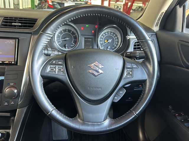 スズキ キザシ 静岡県 2015(平27)年 7.1万km シルバー 純正SDナビ/・Bluetooth/・AM/・FM/主要装備/・衝突軽減/・クルコン/・コーナーセンサー後/・バックカメラ/・ETC/・パワーシートD/N席/・合皮シート/・MTモード付/・社外フロアマット/・純正アルミホイール/・キセノンヘッドライト/・オートライト/・スマートキー/・プッシュスタート