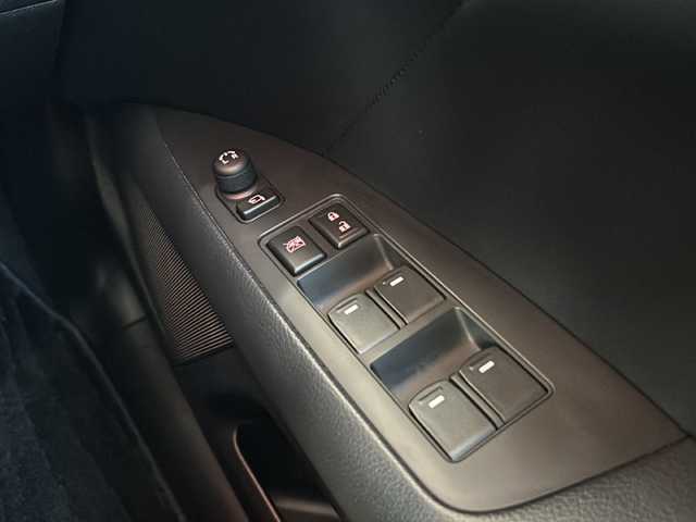 スズキ キザシ 静岡県 2015(平27)年 7.1万km シルバー 純正SDナビ/・Bluetooth/・AM/・FM/主要装備/・衝突軽減/・クルコン/・コーナーセンサー後/・バックカメラ/・ETC/・パワーシートD/N席/・合皮シート/・MTモード付/・社外フロアマット/・純正アルミホイール/・キセノンヘッドライト/・オートライト/・スマートキー/・プッシュスタート