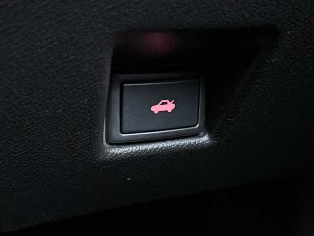 スズキ キザシ 静岡県 2015(平27)年 7.1万km シルバー 純正SDナビ/・Bluetooth/・AM/・FM/主要装備/・衝突軽減/・クルコン/・コーナーセンサー後/・バックカメラ/・ETC/・パワーシートD/N席/・合皮シート/・MTモード付/・社外フロアマット/・純正アルミホイール/・キセノンヘッドライト/・オートライト/・スマートキー/・プッシュスタート