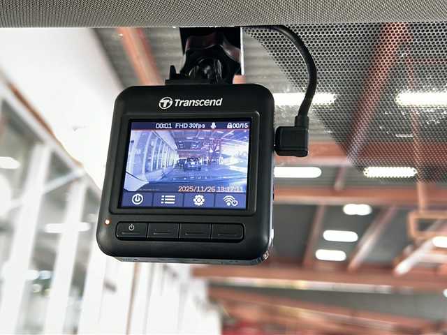 スズキ キザシ 静岡県 2015(平27)年 7.1万km シルバー 純正SDナビ/・Bluetooth/・AM/・FM/主要装備/・衝突軽減/・クルコン/・コーナーセンサー後/・バックカメラ/・ETC/・パワーシートD/N席/・合皮シート/・MTモード付/・社外フロアマット/・純正アルミホイール/・キセノンヘッドライト/・オートライト/・スマートキー/・プッシュスタート