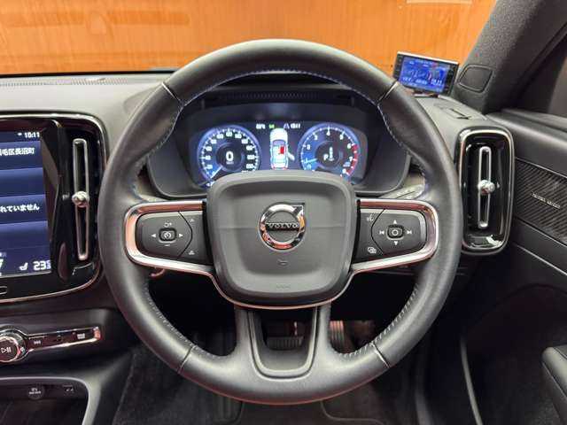 ボルボ ＸＣ４０ T4 AWD インスクリプション 千葉県 2019(平31)年 5.4万km グレーＭ 赤革シート　/harmankardonサウンド　/ACC　/ナビ　/TV　/360°Bluetooth接続　/CarPlay　/電動シート　/シートヒーター　/電動リアゲート　/LEDヘッドライト　/パークアシストパイロット　/衝突軽減B　/BSM　/LKA　/ETC　/ドラレコ