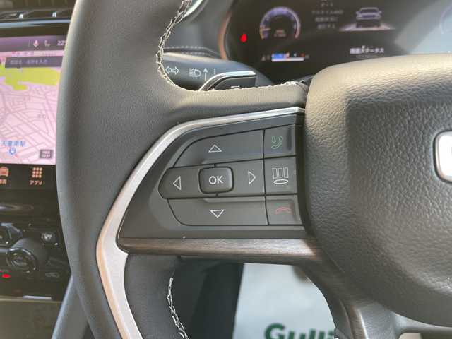 クライスラー・ジープ ジープ グランドチェロキーＬ リミテッド 山形県 2023(令5)年 1.7万km ブライトホワイト 禁煙車/4WD/純正10.1型ディスプレイナビ(AM/FM/TV/BT/Apple CarPlay)/地デジ/ALPINEサウンドシステム/セレクテレインシステム(ROCK/SAND/MUD/SNOW/AUTO/SPORT)/衝突被害軽減ブレーキ/アダプティブクルーズコントロール/前面衝突警報/アクティブレーンマネジメント/交差点衝突回避支援機能/パーキングアシスト/ブラインドスポットモニター/サラウンドビューカメラ/衝突感知オートロック解除・室内灯点灯機能/タイヤプレッシャーモニタリングシステム/レインブレーキサポート/ヘッドアップディスプレイ/パワーバックドア/ブラインドスポットモニター/アクティブノイズコントロールシステム/ヒルスタートアシスト/ヒルディセントコントロール/オフロードインフォメーションページ/オートブレーキホールド/エレクトロニックパーキングブレーキ/115Vアクセサリー電源アウトレット/ヒーテッドドアミラー/ステアリングヒーター/合成皮革シート/シートヒーター(1.2列目)/エアシート(D/N席)/スペアキー1本/純正AW18インチスタッドレス積込/ETC2.0