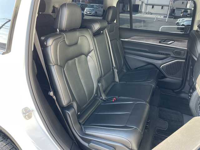 クライスラー・ジープ ジープ グランドチェロキーＬ リミテッド 山形県 2023(令5)年 1.7万km ブライトホワイト 禁煙車/4WD/純正10.1型ディスプレイナビ(AM/FM/TV/BT/Apple CarPlay)/地デジ/ALPINEサウンドシステム/セレクテレインシステム(ROCK/SAND/MUD/SNOW/AUTO/SPORT)/衝突被害軽減ブレーキ/アダプティブクルーズコントロール/前面衝突警報/アクティブレーンマネジメント/交差点衝突回避支援機能/パーキングアシスト/ブラインドスポットモニター/サラウンドビューカメラ/衝突感知オートロック解除・室内灯点灯機能/タイヤプレッシャーモニタリングシステム/レインブレーキサポート/ヘッドアップディスプレイ/パワーバックドア/ブラインドスポットモニター/アクティブノイズコントロールシステム/ヒルスタートアシスト/ヒルディセントコントロール/オフロードインフォメーションページ/オートブレーキホールド/エレクトロニックパーキングブレーキ/115Vアクセサリー電源アウトレット/ヒーテッドドアミラー/ステアリングヒーター/合成皮革シート/シートヒーター(1.2列目)/エアシート(D/N席)/スペアキー1本/純正AW18インチスタッドレス積込/ETC2.0