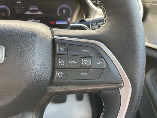 クライスラー・ジープ ジープ グランドチェロキーＬ リミテッド 山形県 2023(令5)年 1.7万km ブライトホワイト 禁煙車/4WD/純正10.1型ディスプレイナビ(AM/FM/TV/BT/Apple CarPlay)/地デジ/ALPINEサウンドシステム/セレクテレインシステム(ROCK/SAND/MUD/SNOW/AUTO/SPORT)/衝突被害軽減ブレーキ/アダプティブクルーズコントロール/前面衝突警報/アクティブレーンマネジメント/交差点衝突回避支援機能/パーキングアシスト/ブラインドスポットモニター/サラウンドビューカメラ/衝突感知オートロック解除・室内灯点灯機能/タイヤプレッシャーモニタリングシステム/レインブレーキサポート/ヘッドアップディスプレイ/パワーバックドア/ブラインドスポットモニター/アクティブノイズコントロールシステム/ヒルスタートアシスト/ヒルディセントコントロール/オフロードインフォメーションページ/オートブレーキホールド/エレクトロニックパーキングブレーキ/115Vアクセサリー電源アウトレット/ヒーテッドドアミラー/ステアリングヒーター/合成皮革シート/シートヒーター(1.2列目)/エアシート(D/N席)/スペアキー1本/純正AW18インチスタッドレス積込/ETC2.0