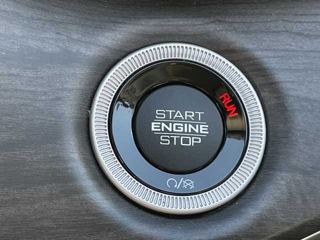 クライスラー・ジープ ジープ グランドチェロキーＬ リミテッド 山形県 2023(令5)年 1.7万km ブライトホワイト 禁煙車/4WD/純正10.1型ディスプレイナビ(AM/FM/TV/BT/Apple CarPlay)/地デジ/ALPINEサウンドシステム/セレクテレインシステム(ROCK/SAND/MUD/SNOW/AUTO/SPORT)/衝突被害軽減ブレーキ/アダプティブクルーズコントロール/前面衝突警報/アクティブレーンマネジメント/交差点衝突回避支援機能/パーキングアシスト/ブラインドスポットモニター/サラウンドビューカメラ/衝突感知オートロック解除・室内灯点灯機能/タイヤプレッシャーモニタリングシステム/レインブレーキサポート/ヘッドアップディスプレイ/パワーバックドア/ブラインドスポットモニター/アクティブノイズコントロールシステム/ヒルスタートアシスト/ヒルディセントコントロール/オフロードインフォメーションページ/オートブレーキホールド/エレクトロニックパーキングブレーキ/115Vアクセサリー電源アウトレット/ヒーテッドドアミラー/ステアリングヒーター/合成皮革シート/シートヒーター(1.2列目)/エアシート(D/N席)/スペアキー1本/純正AW18インチスタッドレス積込/ETC2.0