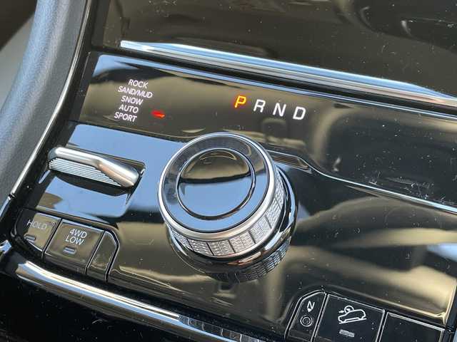 クライスラー・ジープ ジープ グランドチェロキーＬ リミテッド 山形県 2023(令5)年 1.7万km ブライトホワイト 禁煙車/4WD/純正10.1型ディスプレイナビ(AM/FM/TV/BT/Apple CarPlay)/地デジ/ALPINEサウンドシステム/セレクテレインシステム(ROCK/SAND/MUD/SNOW/AUTO/SPORT)/衝突被害軽減ブレーキ/アダプティブクルーズコントロール/前面衝突警報/アクティブレーンマネジメント/交差点衝突回避支援機能/パーキングアシスト/ブラインドスポットモニター/サラウンドビューカメラ/衝突感知オートロック解除・室内灯点灯機能/タイヤプレッシャーモニタリングシステム/レインブレーキサポート/ヘッドアップディスプレイ/パワーバックドア/ブラインドスポットモニター/アクティブノイズコントロールシステム/ヒルスタートアシスト/ヒルディセントコントロール/オフロードインフォメーションページ/オートブレーキホールド/エレクトロニックパーキングブレーキ/115Vアクセサリー電源アウトレット/ヒーテッドドアミラー/ステアリングヒーター/合成皮革シート/シートヒーター(1.2列目)/エアシート(D/N席)/スペアキー1本/純正AW18インチスタッドレス積込/ETC2.0