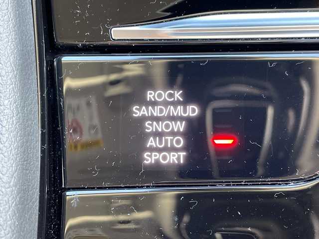 クライスラー・ジープ ジープ グランドチェロキーＬ リミテッド 山形県 2023(令5)年 1.7万km ブライトホワイト 禁煙車/4WD/純正10.1型ディスプレイナビ(AM/FM/TV/BT/Apple CarPlay)/地デジ/ALPINEサウンドシステム/セレクテレインシステム(ROCK/SAND/MUD/SNOW/AUTO/SPORT)/衝突被害軽減ブレーキ/アダプティブクルーズコントロール/前面衝突警報/アクティブレーンマネジメント/交差点衝突回避支援機能/パーキングアシスト/ブラインドスポットモニター/サラウンドビューカメラ/衝突感知オートロック解除・室内灯点灯機能/タイヤプレッシャーモニタリングシステム/レインブレーキサポート/ヘッドアップディスプレイ/パワーバックドア/ブラインドスポットモニター/アクティブノイズコントロールシステム/ヒルスタートアシスト/ヒルディセントコントロール/オフロードインフォメーションページ/オートブレーキホールド/エレクトロニックパーキングブレーキ/115Vアクセサリー電源アウトレット/ヒーテッドドアミラー/ステアリングヒーター/合成皮革シート/シートヒーター(1.2列目)/エアシート(D/N席)/スペアキー1本/純正AW18インチスタッドレス積込/ETC2.0