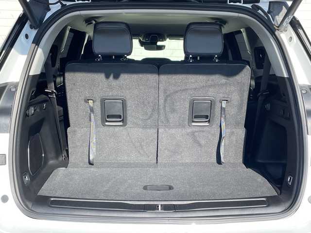 クライスラー・ジープ ジープ グランドチェロキーＬ リミテッド 山形県 2023(令5)年 1.7万km ブライトホワイト 禁煙車/4WD/純正10.1型ディスプレイナビ(AM/FM/TV/BT/Apple CarPlay)/地デジ/ALPINEサウンドシステム/セレクテレインシステム(ROCK/SAND/MUD/SNOW/AUTO/SPORT)/衝突被害軽減ブレーキ/アダプティブクルーズコントロール/前面衝突警報/アクティブレーンマネジメント/交差点衝突回避支援機能/パーキングアシスト/ブラインドスポットモニター/サラウンドビューカメラ/衝突感知オートロック解除・室内灯点灯機能/タイヤプレッシャーモニタリングシステム/レインブレーキサポート/ヘッドアップディスプレイ/パワーバックドア/ブラインドスポットモニター/アクティブノイズコントロールシステム/ヒルスタートアシスト/ヒルディセントコントロール/オフロードインフォメーションページ/オートブレーキホールド/エレクトロニックパーキングブレーキ/115Vアクセサリー電源アウトレット/ヒーテッドドアミラー/ステアリングヒーター/合成皮革シート/シートヒーター(1.2列目)/エアシート(D/N席)/スペアキー1本/純正AW18インチスタッドレス積込/ETC2.0