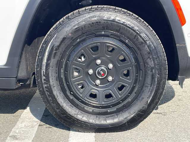 クライスラー・ジープ ジープ グランドチェロキーＬ リミテッド 山形県 2023(令5)年 1.7万km ブライトホワイト 禁煙車/4WD/純正10.1型ディスプレイナビ(AM/FM/TV/BT/Apple CarPlay)/地デジ/ALPINEサウンドシステム/セレクテレインシステム(ROCK/SAND/MUD/SNOW/AUTO/SPORT)/衝突被害軽減ブレーキ/アダプティブクルーズコントロール/前面衝突警報/アクティブレーンマネジメント/交差点衝突回避支援機能/パーキングアシスト/ブラインドスポットモニター/サラウンドビューカメラ/衝突感知オートロック解除・室内灯点灯機能/タイヤプレッシャーモニタリングシステム/レインブレーキサポート/ヘッドアップディスプレイ/パワーバックドア/ブラインドスポットモニター/アクティブノイズコントロールシステム/ヒルスタートアシスト/ヒルディセントコントロール/オフロードインフォメーションページ/オートブレーキホールド/エレクトロニックパーキングブレーキ/115Vアクセサリー電源アウトレット/ヒーテッドドアミラー/ステアリングヒーター/合成皮革シート/シートヒーター(1.2列目)/エアシート(D/N席)/スペアキー1本/純正AW18インチスタッドレス積込/ETC2.0