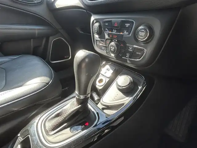 クライスラー・ジープ ジープ コンパス リミテッド 熊本県 2018(平30)年 5.6万km 赤 Beatsサウンド/4WD/純正メモリナビ/【ワンセグTV/CD/DVD/USB/Bluetooth】/バックカメラ/パーキングアシスト/レーダークルーズコントロール/レーンキープアシスト/コーナーセンサー/本革シート/パワーシート(D席)/前席シートヒーター/純正18インチアルミホイール/オートライト/オートマチックハイビーム/ダブル＋サイドエアバック/純正フロアマット/ビルトインETC/ドライブレコーダー/横滑り防止装置/盗難防止装置