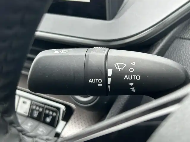 トヨタ プリウス Z 東京都 2023(令5)年 2.8万km プラチナホワイトパールマイカ Toyota Safety Sense/・レーンディパーチャーアラート/・先行車発進告知機能/・オートマチックハイビーム/・レーダークルーズコントロール/・クリアランスソナー/・パーキングサポートブレーキ/・ブラインドスポットモニター/・パノラミックビューモニター/純正ナビ/フルセグTV/ドライブレコーダー/パワーシート/エアシート/シートヒーター/ベンチレーションシート/ステアリングヒーター/ワイヤレス充電器/ETC2.0/LEDヘッドライト/19インチ純正アルミホイール/純正フロアマット