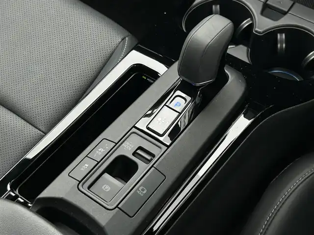 トヨタ プリウス Z 東京都 2023(令5)年 2.8万km プラチナホワイトパールマイカ Toyota Safety Sense/・レーンディパーチャーアラート/・先行車発進告知機能/・オートマチックハイビーム/・レーダークルーズコントロール/・クリアランスソナー/・パーキングサポートブレーキ/・ブラインドスポットモニター/・パノラミックビューモニター/純正ナビ/フルセグTV/ドライブレコーダー/パワーシート/エアシート/シートヒーター/ベンチレーションシート/ステアリングヒーター/ワイヤレス充電器/ETC2.0/LEDヘッドライト/19インチ純正アルミホイール/純正フロアマット