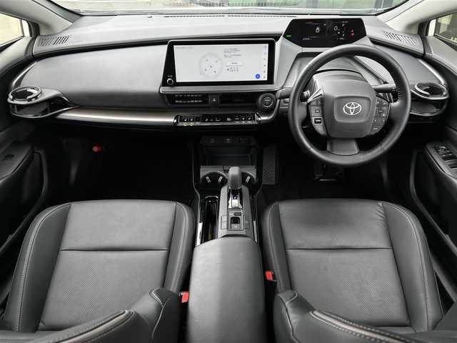 トヨタ プリウス Z 東京都 2023(令5)年 2.8万km プラチナホワイトパールマイカ Toyota Safety Sense/・レーンディパーチャーアラート/・先行車発進告知機能/・オートマチックハイビーム/・レーダークルーズコントロール/・クリアランスソナー/・パーキングサポートブレーキ/・ブラインドスポットモニター/・パノラミックビューモニター/純正ナビ/フルセグTV/ドライブレコーダー/パワーシート/エアシート/シートヒーター/ベンチレーションシート/ステアリングヒーター/ワイヤレス充電器/ETC2.0/LEDヘッドライト/19インチ純正アルミホイール/純正フロアマット