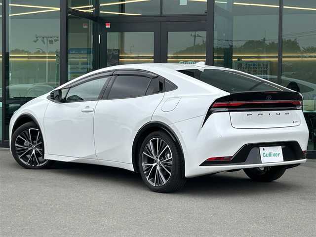 トヨタ プリウス Z 東京都 2023(令5)年 2.8万km プラチナホワイトパールマイカ Toyota Safety Sense/・レーンディパーチャーアラート/・先行車発進告知機能/・オートマチックハイビーム/・レーダークルーズコントロール/・クリアランスソナー/・パーキングサポートブレーキ/・ブラインドスポットモニター/・パノラミックビューモニター/純正ナビ/フルセグTV/ドライブレコーダー/パワーシート/エアシート/シートヒーター/ベンチレーションシート/ステアリングヒーター/ワイヤレス充電器/ETC2.0/LEDヘッドライト/19インチ純正アルミホイール/純正フロアマット