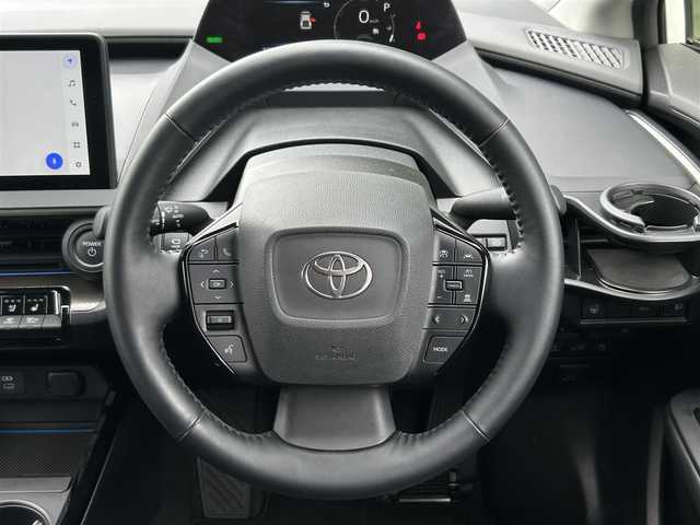 トヨタ プリウス Z 東京都 2023(令5)年 2.8万km プラチナホワイトパールマイカ Toyota Safety Sense/・レーンディパーチャーアラート/・先行車発進告知機能/・オートマチックハイビーム/・レーダークルーズコントロール/・クリアランスソナー/・パーキングサポートブレーキ/・ブラインドスポットモニター/・パノラミックビューモニター/純正ナビ/フルセグTV/ドライブレコーダー/パワーシート/エアシート/シートヒーター/ベンチレーションシート/ステアリングヒーター/ワイヤレス充電器/ETC2.0/LEDヘッドライト/19インチ純正アルミホイール/純正フロアマット