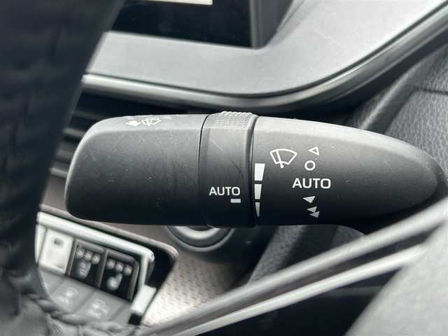 トヨタ プリウス Z 東京都 2023(令5)年 2.8万km プラチナホワイトパールマイカ Toyota Safety Sense/・レーンディパーチャーアラート/・先行車発進告知機能/・オートマチックハイビーム/・レーダークルーズコントロール/・クリアランスソナー/・パーキングサポートブレーキ/・ブラインドスポットモニター/・パノラミックビューモニター/純正ナビ/フルセグTV/ドライブレコーダー/パワーシート/エアシート/シートヒーター/ベンチレーションシート/ステアリングヒーター/ワイヤレス充電器/ETC2.0/LEDヘッドライト/19インチ純正アルミホイール/純正フロアマット