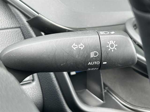 トヨタ プリウス Z 東京都 2023(令5)年 2.8万km プラチナホワイトパールマイカ Toyota Safety Sense/・レーンディパーチャーアラート/・先行車発進告知機能/・オートマチックハイビーム/・レーダークルーズコントロール/・クリアランスソナー/・パーキングサポートブレーキ/・ブラインドスポットモニター/・パノラミックビューモニター/純正ナビ/フルセグTV/ドライブレコーダー/パワーシート/エアシート/シートヒーター/ベンチレーションシート/ステアリングヒーター/ワイヤレス充電器/ETC2.0/LEDヘッドライト/19インチ純正アルミホイール/純正フロアマット