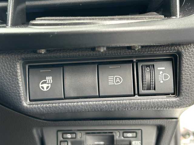 トヨタ プリウス Z 東京都 2023(令5)年 2.8万km プラチナホワイトパールマイカ Toyota Safety Sense/・レーンディパーチャーアラート/・先行車発進告知機能/・オートマチックハイビーム/・レーダークルーズコントロール/・クリアランスソナー/・パーキングサポートブレーキ/・ブラインドスポットモニター/・パノラミックビューモニター/純正ナビ/フルセグTV/ドライブレコーダー/パワーシート/エアシート/シートヒーター/ベンチレーションシート/ステアリングヒーター/ワイヤレス充電器/ETC2.0/LEDヘッドライト/19インチ純正アルミホイール/純正フロアマット