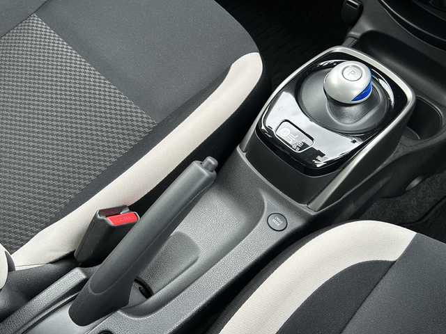 日産 ノート e－パワー X 兵庫県 2019(令1)年 8.1万km ダークメタルグレー 純正メモリナビ（ＡＭ・ＦＭ・フルセグ・ブルートゥース・ＣＤ・ＤＶＤ）プリクラッシュセーフティー　ＥＴＣ　ドライブレコーダー　純正フルエアロ　車線逸脱防止機能　コーナーセンサー　先行車発進告知　横滑り防止機能　オートライト　プッシュスタート　純正フロアマット