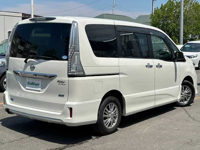 日産 セレナ ライダー 道東・釧路十勝 2015(平27)年 9.9万km ブリリアントホワイトパール 4WD/ワンオーナー/純正SDナビ　MP315D-W/（DVD/CD/BT/フルセグ）/バックカメラ/LEDヘッドライト/エンジンスターター/スタッドレスタイヤ積載　2021年/両側パワースライドドア/クルーズコントロール/ステアリングスイッチ/アイドリングストップ/3列シート/ウォークスルー/ビルトインETC/衝突被害軽減ブレーキ/オートライト/電動格納ミラー/純正ドアバイザー/純正フロアマット/エンジンプッシュスタート/取扱説明書/スペアキー1本/社外15インチアルミホイール