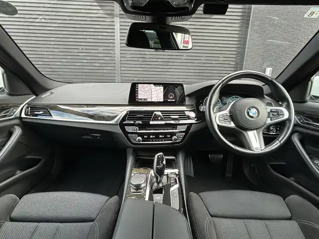ＢＭＷ ５２３ｄ Mスポーツ 宮崎県 2019(令1)年 4.2万km アルピンホワイトⅢ 純正ナビゲーション/・Bluetooth/・CD DVD/・AM/FM/・USB/・フルセグTV/アダプティブクルーズコントロール/ワイヤレスチャージ/アンビエントライト/ブラインドスポットモニター/革巻きステアリング/・パドルシフト/D/N席パワーシート/パワーバックドア/純正１９インチアルミホイール/全方位カメラ/キーレスエントリー/・スマートキー