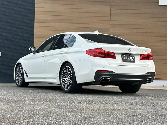 ＢＭＷ ５２３ｄ Mスポーツ 宮崎県 2019(令1)年 4.2万km アルピンホワイトⅢ 純正ナビゲーション/・Bluetooth/・CD DVD/・AM/FM/・USB/・フルセグTV/アダプティブクルーズコントロール/ワイヤレスチャージ/アンビエントライト/ブラインドスポットモニター/革巻きステアリング/・パドルシフト/D/N席パワーシート/パワーバックドア/純正１９インチアルミホイール/全方位カメラ/キーレスエントリー/・スマートキー