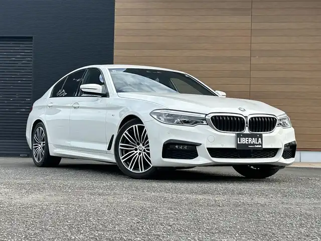ＢＭＷ ５２３ｄ Mスポーツ 宮崎県 2019(令1)年 4.2万km アルピンホワイトⅢ 純正ナビゲーション/・Bluetooth/・CD DVD/・AM/FM/・USB/・フルセグTV/アダプティブクルーズコントロール/ワイヤレスチャージ/アンビエントライト/ブラインドスポットモニター/革巻きステアリング/・パドルシフト/D/N席パワーシート/パワーバックドア/純正１９インチアルミホイール/全方位カメラ/キーレスエントリー/・スマートキー