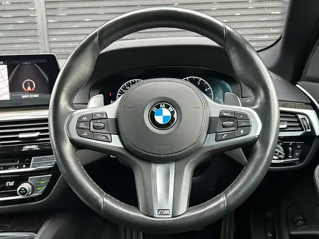 ＢＭＷ ５２３ｄ Mスポーツ 宮崎県 2019(令1)年 4.2万km アルピンホワイトⅢ 純正ナビゲーション/・Bluetooth/・CD DVD/・AM/FM/・USB/・フルセグTV/アダプティブクルーズコントロール/ワイヤレスチャージ/アンビエントライト/ブラインドスポットモニター/革巻きステアリング/・パドルシフト/D/N席パワーシート/パワーバックドア/純正１９インチアルミホイール/全方位カメラ/キーレスエントリー/・スマートキー