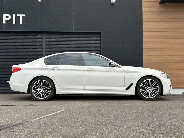 ＢＭＷ ５２３ｄ Mスポーツ 宮崎県 2019(令1)年 4.2万km アルピンホワイトⅢ 純正ナビゲーション/・Bluetooth/・CD DVD/・AM/FM/・USB/・フルセグTV/アダプティブクルーズコントロール/ワイヤレスチャージ/アンビエントライト/ブラインドスポットモニター/革巻きステアリング/・パドルシフト/D/N席パワーシート/パワーバックドア/純正１９インチアルミホイール/全方位カメラ/キーレスエントリー/・スマートキー