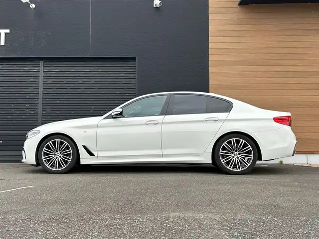 ＢＭＷ ５２３ｄ Mスポーツ 宮崎県 2019(令1)年 4.2万km アルピンホワイトⅢ 純正ナビゲーション/・Bluetooth/・CD DVD/・AM/FM/・USB/・フルセグTV/アダプティブクルーズコントロール/ワイヤレスチャージ/アンビエントライト/ブラインドスポットモニター/革巻きステアリング/・パドルシフト/D/N席パワーシート/パワーバックドア/純正１９インチアルミホイール/全方位カメラ/キーレスエントリー/・スマートキー