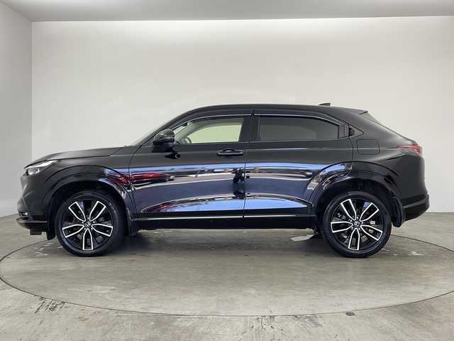 ホンダ ヴェゼル ハイブリッド e:HEV Z 兵庫県 2021(令3)年 6万km クリスタルブラックパール ・純正9インチナビ&Bluetoothオーディオ&USB&スマホ連携/・バックカメラ/・ワイヤレス充電/・純正ドライブレコーダー/・ビルトインETC/・ハンズフリーアクセスパワーテールゲート/・LEDシーケンシャルターンシグナルランプ/・クリアブラック塗装バンパーガーニッシュ/・ブラインドスポットインフォメーション/・LEDアクティブコーナリングライト/・ステアリングヒーター/・運転席&助手席シートヒーター/・フルLEDヘッドライト/・e:HEV Z専用エクステリア/・左右独立温度コントロール式フルオート・エアコンディショナー/・後席充電用USBジャック/・親水/ヒーテッドドアミラー/・熱線入りフロントウインドウ/・シートバックポケット&スマートフォンポケット/・本革巻セレクトレバー/・Honda SENSING/・LEDフォグライト/・マルチインフォメーション・ディスプレー/・ヒルディセントコントロール/・静電タッチ式LEDルームランプ/・チップアップ＆ダイブダウン機構付6:4分割可倒式リアシート/・アジャイルハンドリングアシスト/・オートリトラミラー/・リバース連動ドアミラー/・スマートキー/・18インチアルミホイール