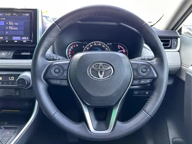 トヨタ ＲＡＶ４ G Zパッケージ 宮城県 2020(令2)年 3.6万km ホワイトパールクリスタルシャイン パノラマムーンルーフ/ワイヤレス充電/＝＝＝/セーフティセンス/・プリクラッシュセーフティ/・レーントレーシングアシスト/・レーダークルーズコントロール/・オートマチックハイビーム/・ロードサインアシスト/先行車発進告知/インテリジェントクリアランスソナー/リアクロストラフィックオートブレーキ/ブラインドスポットモニター/デジタルインナーミラー/純正9インチナビ（NSZT-Y68T）/・CD/DVD/・Bluetooth/・フルセグTV/バックカメラ/ビルトインETC/ドライブレコーダー/ハンズフリーパワーバックドア/ライトグレー合皮シート/メモリー機能付パワーシート（運転席）/シートヒーター/ステアリングヒーター/革巻きステアリング/ステアリングスイッチ/電動パーキングブレーキ/ブレーキホールド/LEDヘッドランプ/フォグランプ/オートライト/スマートキー＆プッシュスタート/電動格納ミラー/ルーフレール/純正19インチAW/純正ドアバイザー/純正フロアマット/W/サイド/カーテンエアバッグ